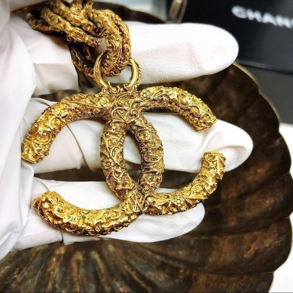 Chanel Florentine lava textured CC logo keychain - Picture 7 of 13